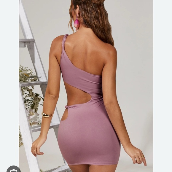 Oh Polly Flavia
Twist Cut Out Mini Dress - Picture 2 of 5